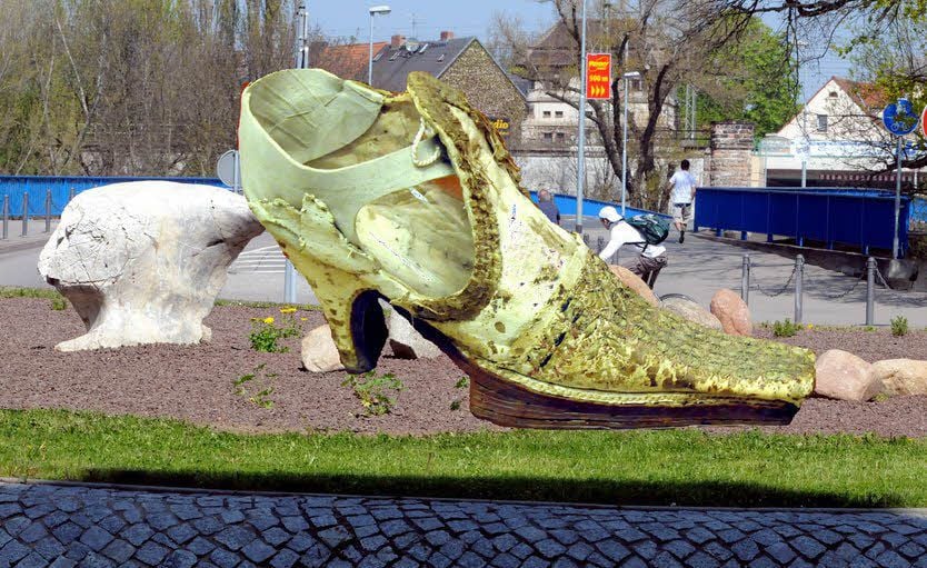 Wird vorerst eine Vision bleiben: ein riesiger Schuh, der auf dem Weißenfelser Niemöllerplatz für das Museum der Stadt wirbt.