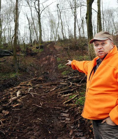 Holger Koth ist über das viele Bruchholz nicht glücklich.