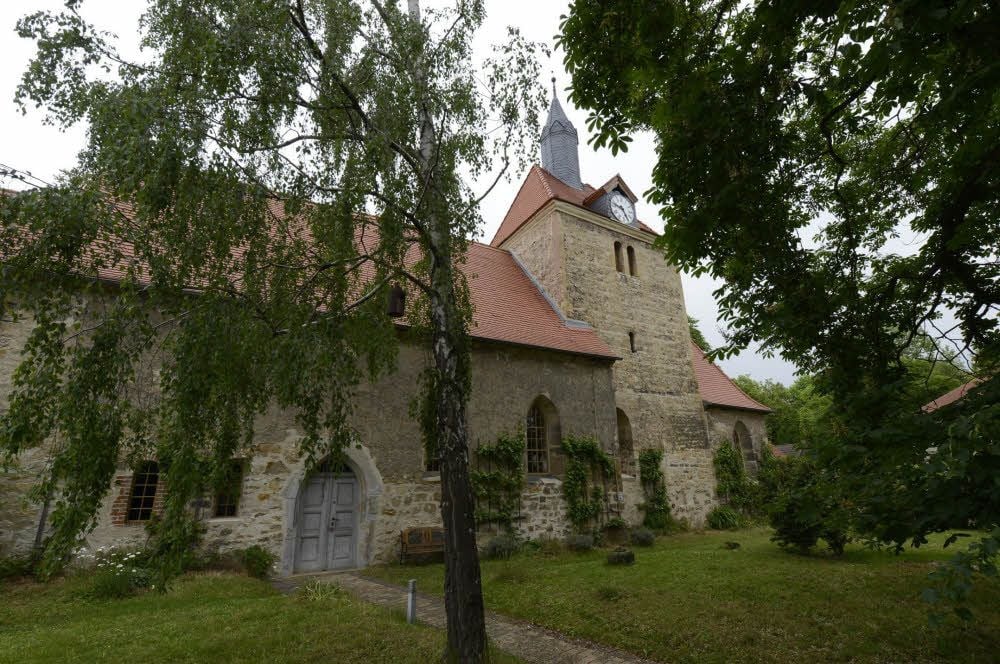Die Kirche ist ein besonderes Wahrzeichen des Ortes. Dort gibt es auch eine Gruft mit Grabmalen der Familien Bieberstein und Koch, die die Geschichte Bennstedts wesentlich mit geprägt haben.
