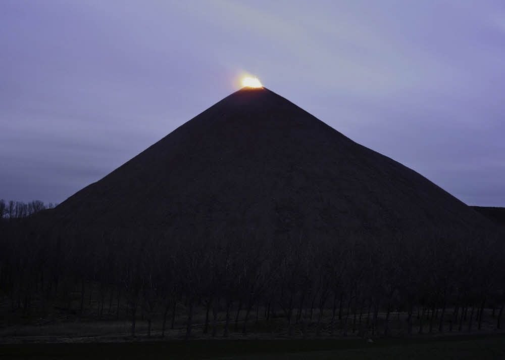 Die Halde des ehemaligen Otto-Brosowski-Schachts bei Gerbstedt wird zu einem Vulkan. Ein Pyrotechniker hat ein fünfminütiges Feuerwerk gezündet.
