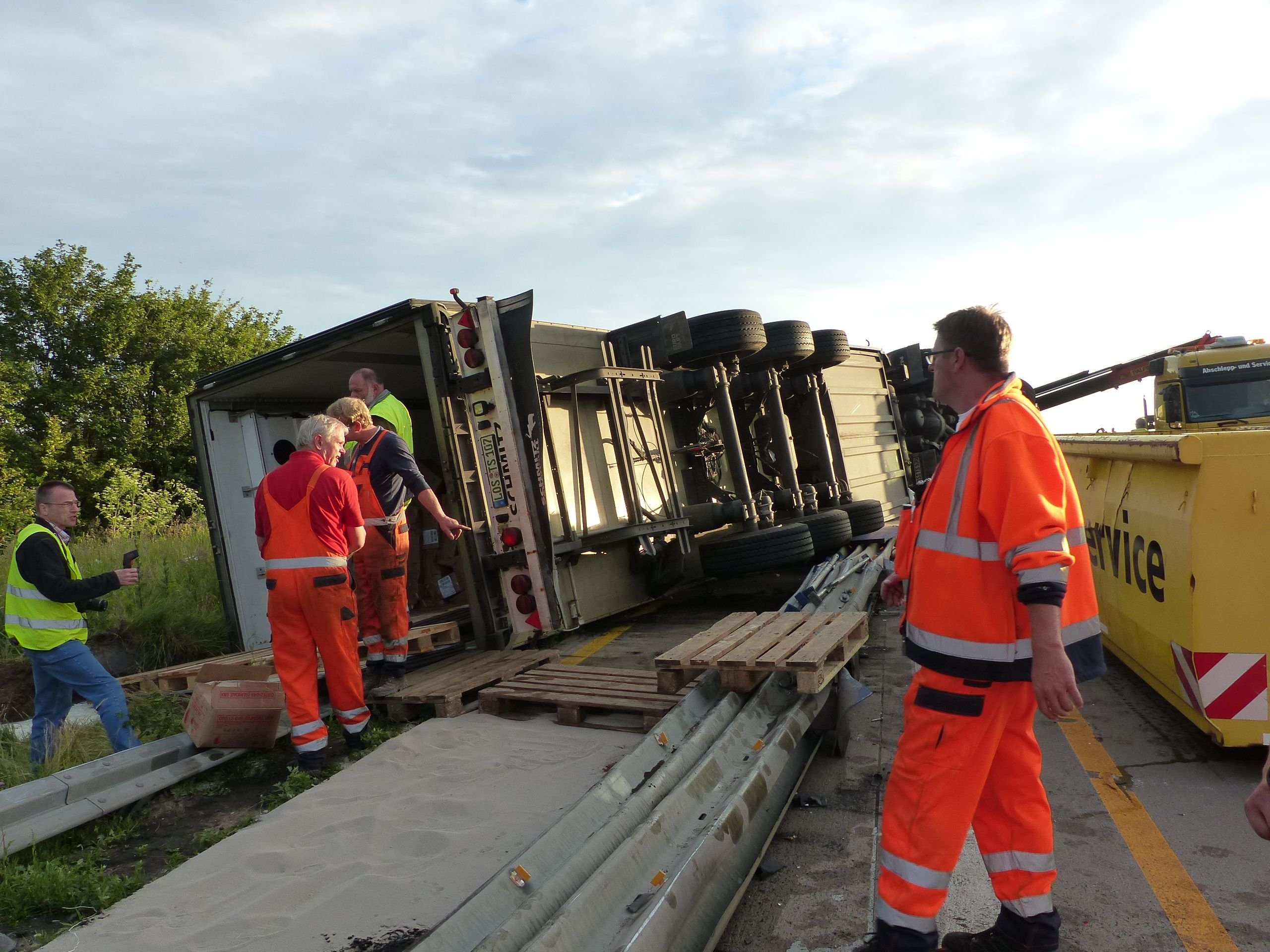 Auf einer Länge von mehr als 500 Metern fuhr der Lkw die Schutzleitplanken um.