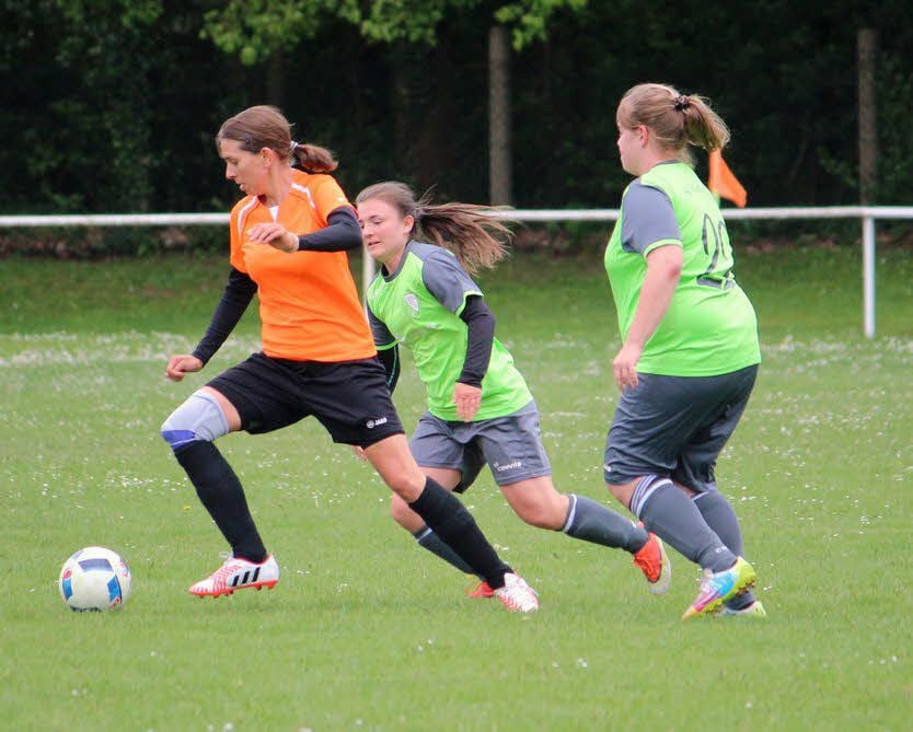 Julia Rödger (orange) und der SV Allstedt kassierten eine unerwartete Pleite.