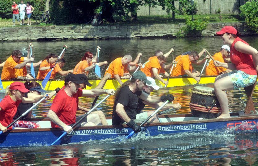 Drachenboote durchpflügen am 20. August wieder die Saale.