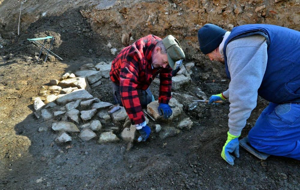 Bei Bauarbeiten Über den Steinen: Aschersleben, Ausgrabung, Landesamtes für Denkmalpflege und Archäologie Sachsen-Anhalt, Baustelle, Wohnungsgenossenschaft Einigkeit
