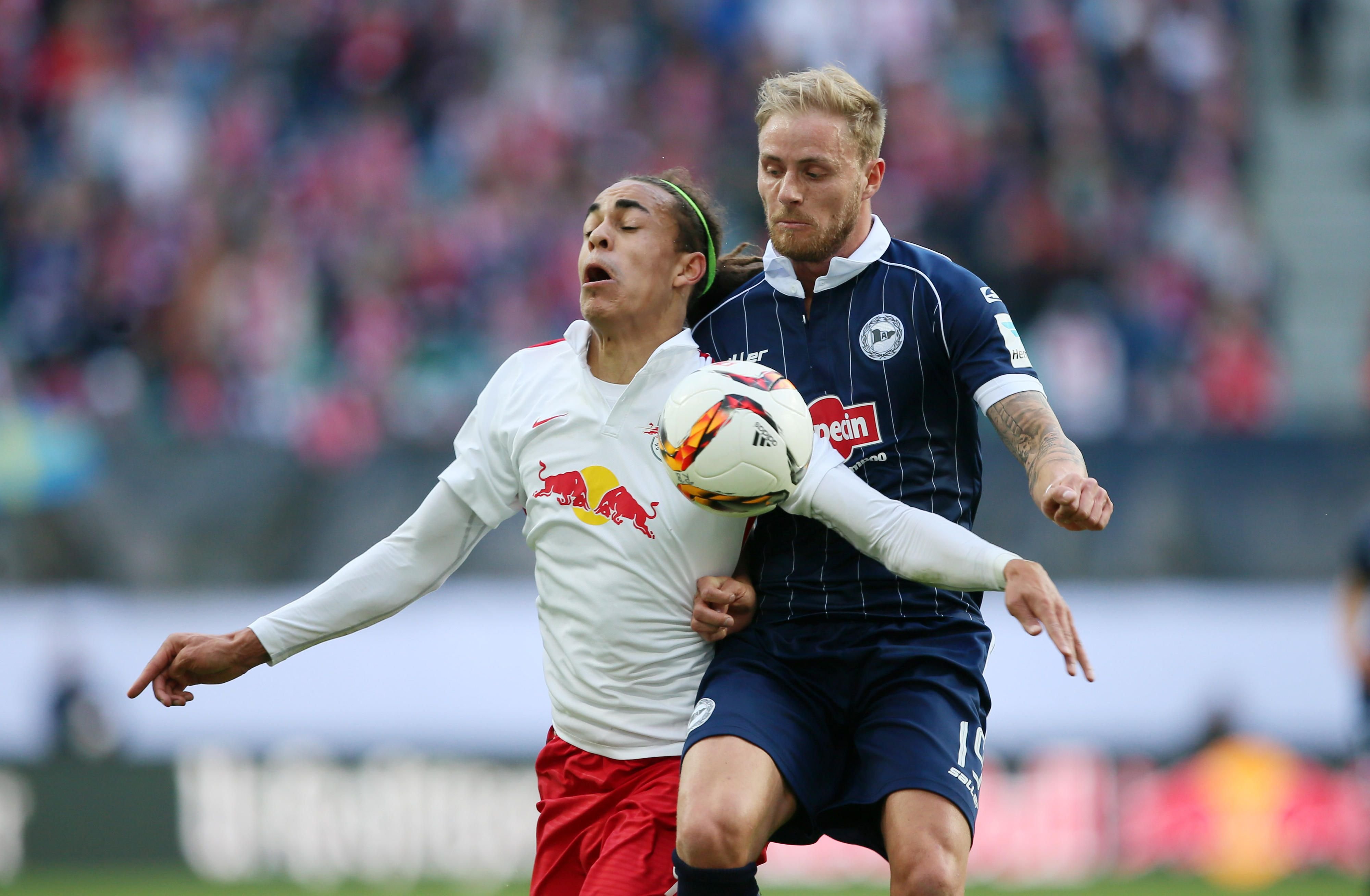 Foto: „Die Dinge laufen gerade gegen uns”: Yussuf Poulsen gegen Bielefelds Christopher Nöthe