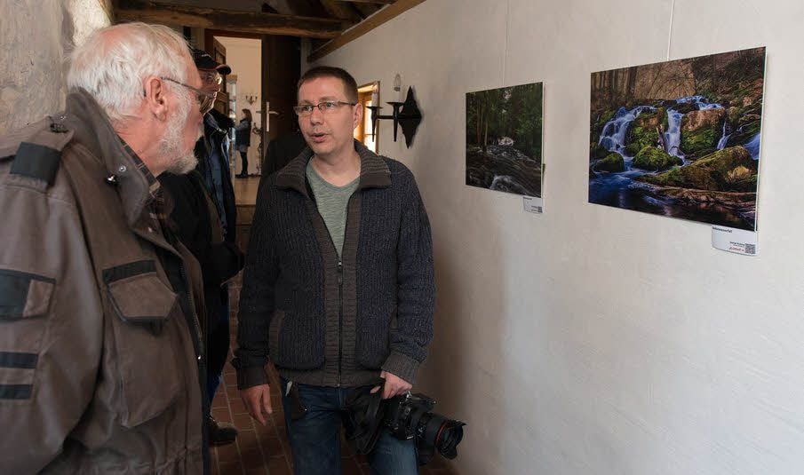 Daniel Kühne (r.) zeigt in einer Dauerausstellung im Wehrgang „15 Impressionen vom Selketal-Stieg“.