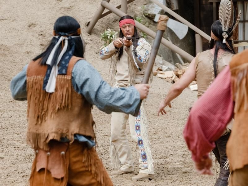 Schauspieler Jan Sosniok als Winnetou agiert mit Statisten in Bad Segeberg (Schleswig-Holstein) auf der Fotoprobe von „Der Schatz im Silbersee”. Foto: Markus Scholz (Archiv)