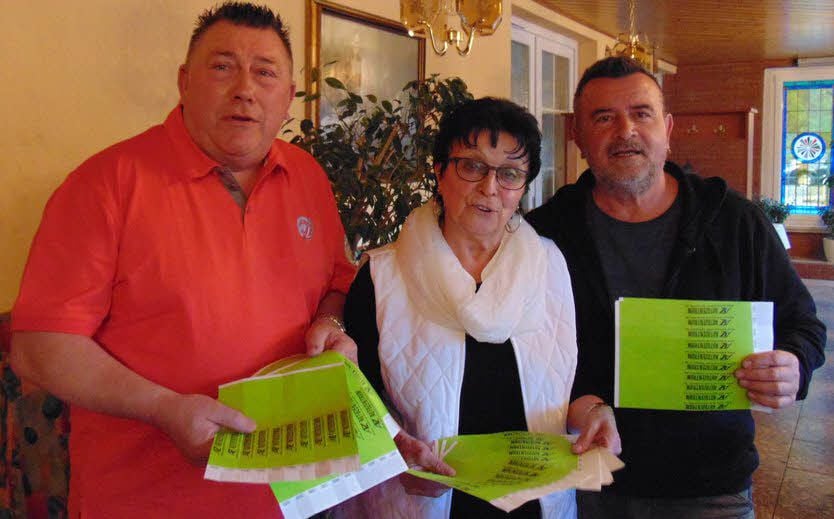 Klaus-Dieter Heinemann, Jutta Wadsack und Günter Schmidt (v.l.n.r.) vom ausrichtenden Wirteverein mit den Eintrittsbändchen.