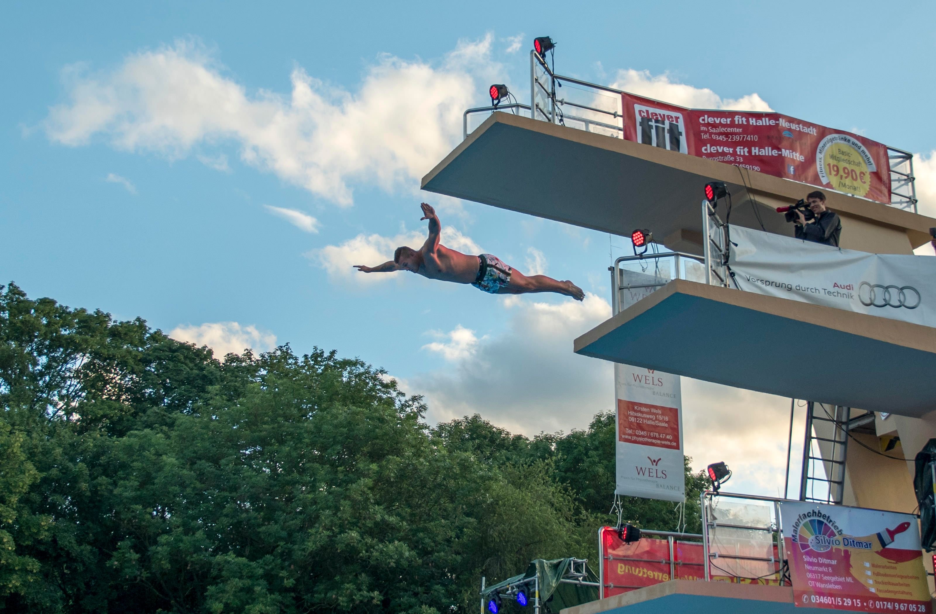 Profiboxer Tom Schwarz mit einem Hechtsprung vom 7-Meter-Turm beim Promi-Wasserspringen.