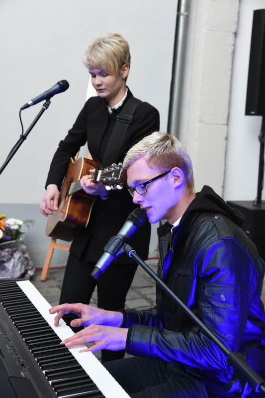 Das Duo „Ohrworm“ musiziert zum Auftakt.