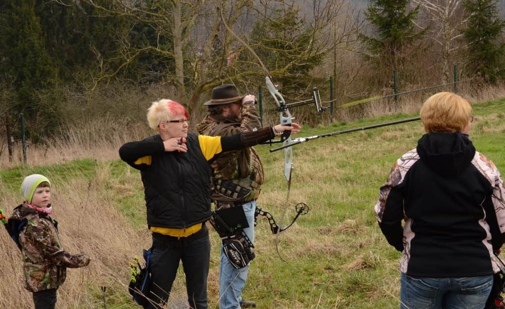Der Pfeil fliegt. Schützin Sylke Plathe, Andreas Most und dessen Schwester Annegret Krell (von links) beobachten aus verschiedenen Blickwinkeln seinen weiteren Weg auf dem Hergisdorfer Kulch.