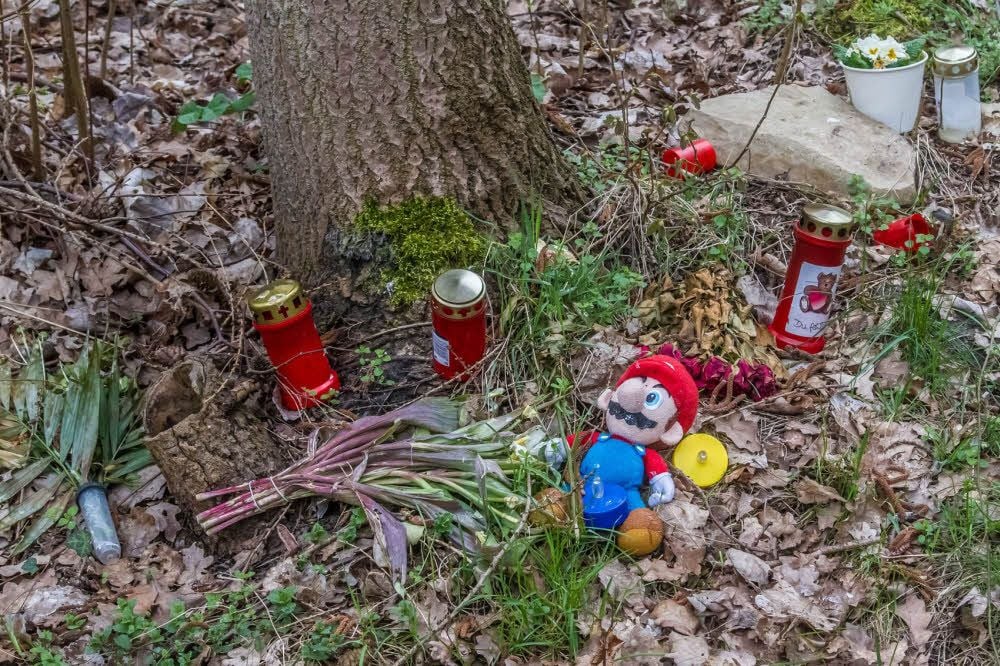An dem Berghang, wo der Leichnam des Jungen gefunden wurde, erinnern Blumen und eine Super-Mario -Figur an das Verbrechen, das aufgrund der Gesetze nicht bestraft werden kann.