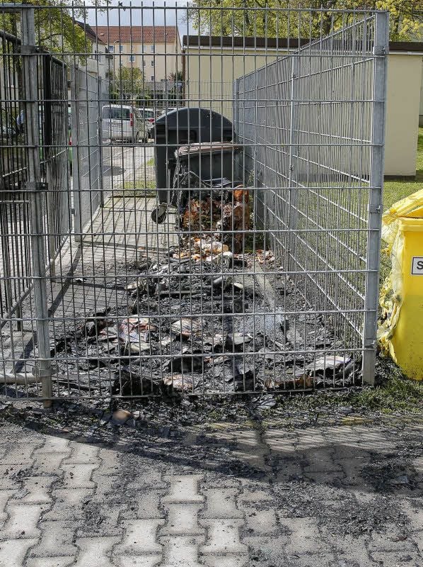 An der August-Bebel-Straße in Bad Dürrenberg haben in der Nacht zu Sonntag mehrere Container gebrannt.