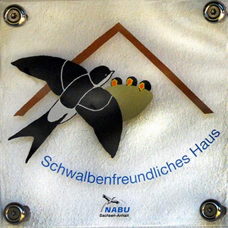 Die wetterfeste Plakette, die am Haus angebracht werden kann, samt Urkunde gibt es für Naturfreunde, die in enger Nachbarschaft mit Schwalben leben oder deren Ansiedlung sogar fördern.