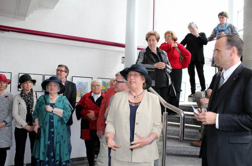 Elke Ludley stellt in Torgau die Arbeiten der Dienstagsmalerinnen und die Künstlerinnen selbst vor (rechts im Bild Jens Redmann).
