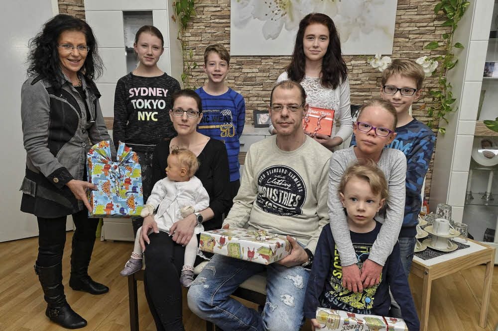 Besuch Waltraut Wolff (SPD, l.) und Geschenke für die Großfamilie von Mandy und Marko Wiehl aus Roßlau mit einem der jüngsten Ehrenpatenkinder des Bundespräsidenten, Charlotte Florentine (ein Jahr).