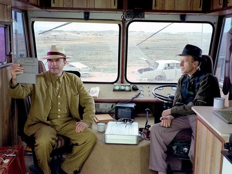Sam Neill (l) als Eugene und Rüdiger Vogler als Phillip Winter in einer Szene aus dem Film „Bis ans ende der Welt”. Foto: ZDF/Arte/Wim Wenders Stiftung
