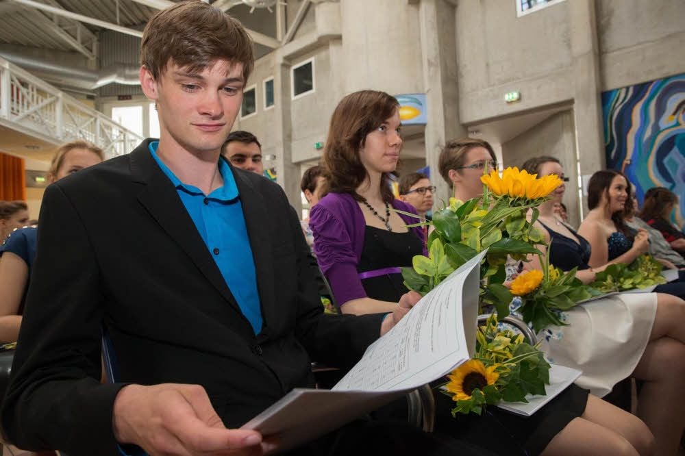 Zufrieden betrachtet Niklas Böttger aus Zahna im Gymnasium Jessen sein Abiturzeugnis.