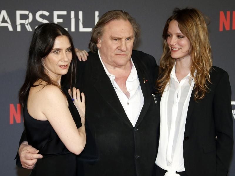 Geraldine Pailhas, Gérard Depardieu und Stéphane Caillard bei der Premiere von «Marseille» in Marseille. Foto: Guillaume Horcajuelo