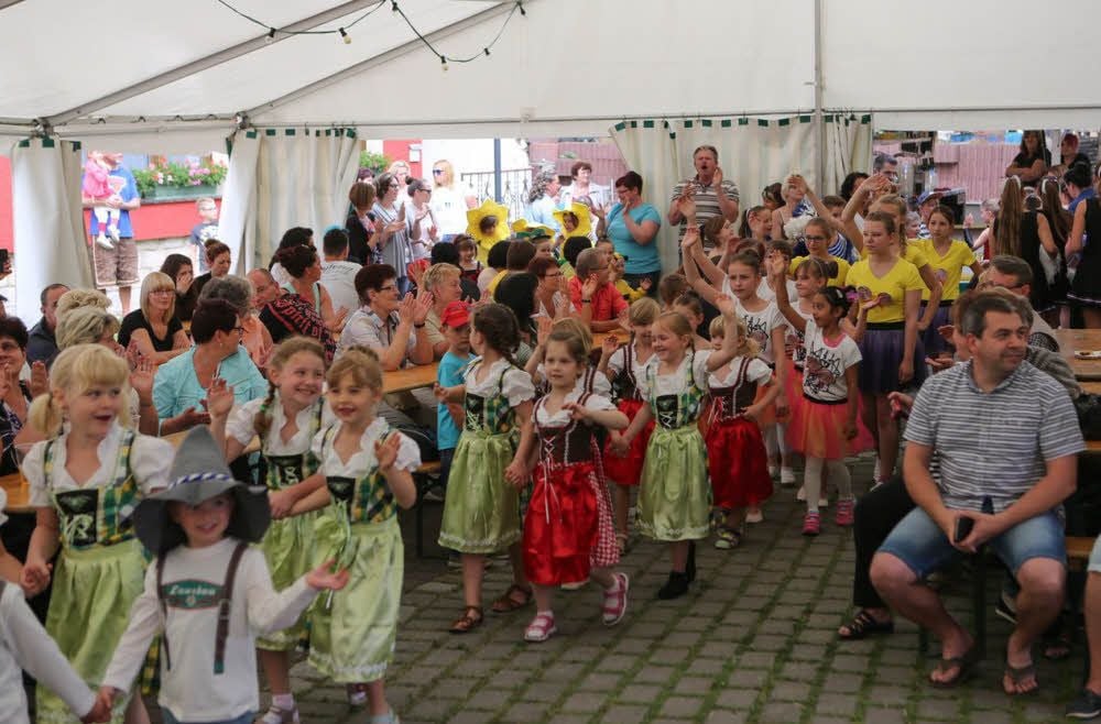 Gemeinsam marschieren die Kindertanzgruppen in das Festzelt zum Wettbewerb ein.