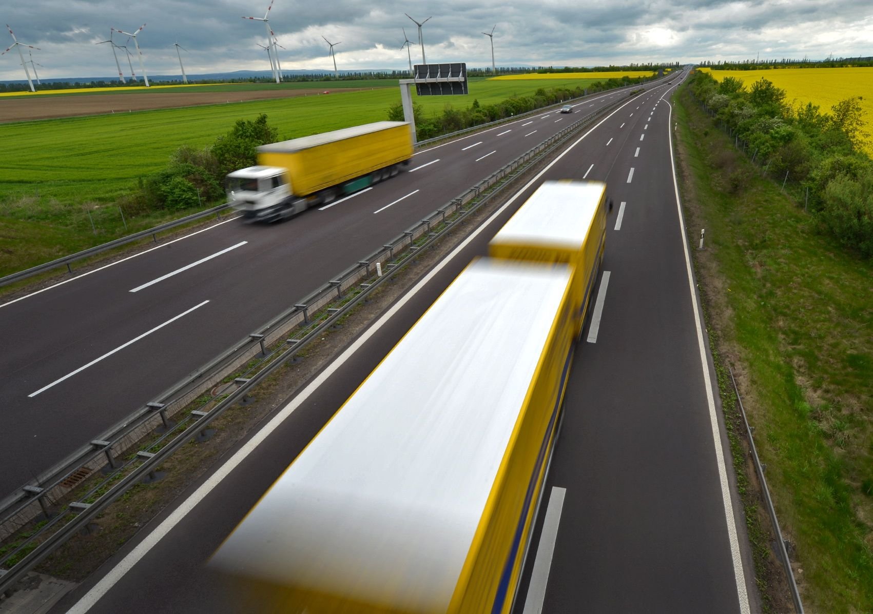 Verkehr auf der Bundesstraße 6 nahe der Auf- und Abfahrt Aschersleben West