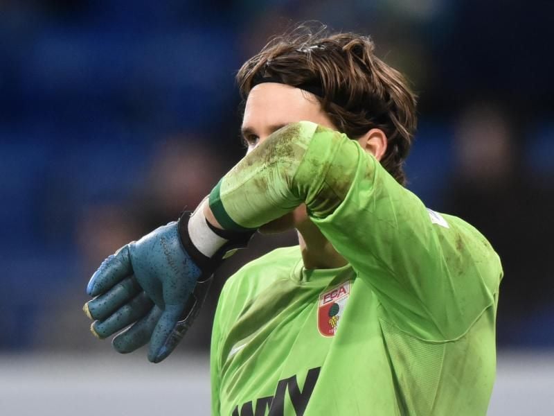 Augsburgs Keeper Marwin Hitz droht auszufallen. Foto: Uwe Anspach
