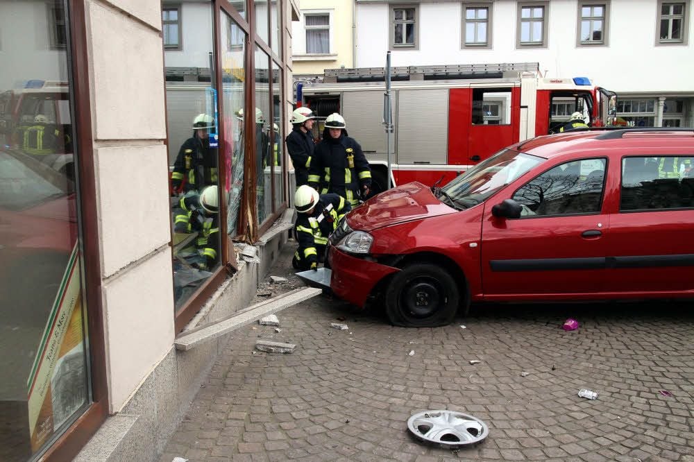 Ein Pkw fuhr in der Zeitzer Innenstadt direkt ins Schaufenster eines Reisebüros.
