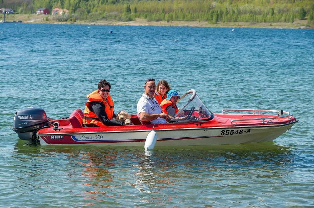Familie Thiele aus Gehofen in Thüringen hat den See für sich entdeckt. Mit dem neu gekauften Boot drehte sie am Sonntag ein paar Runden.