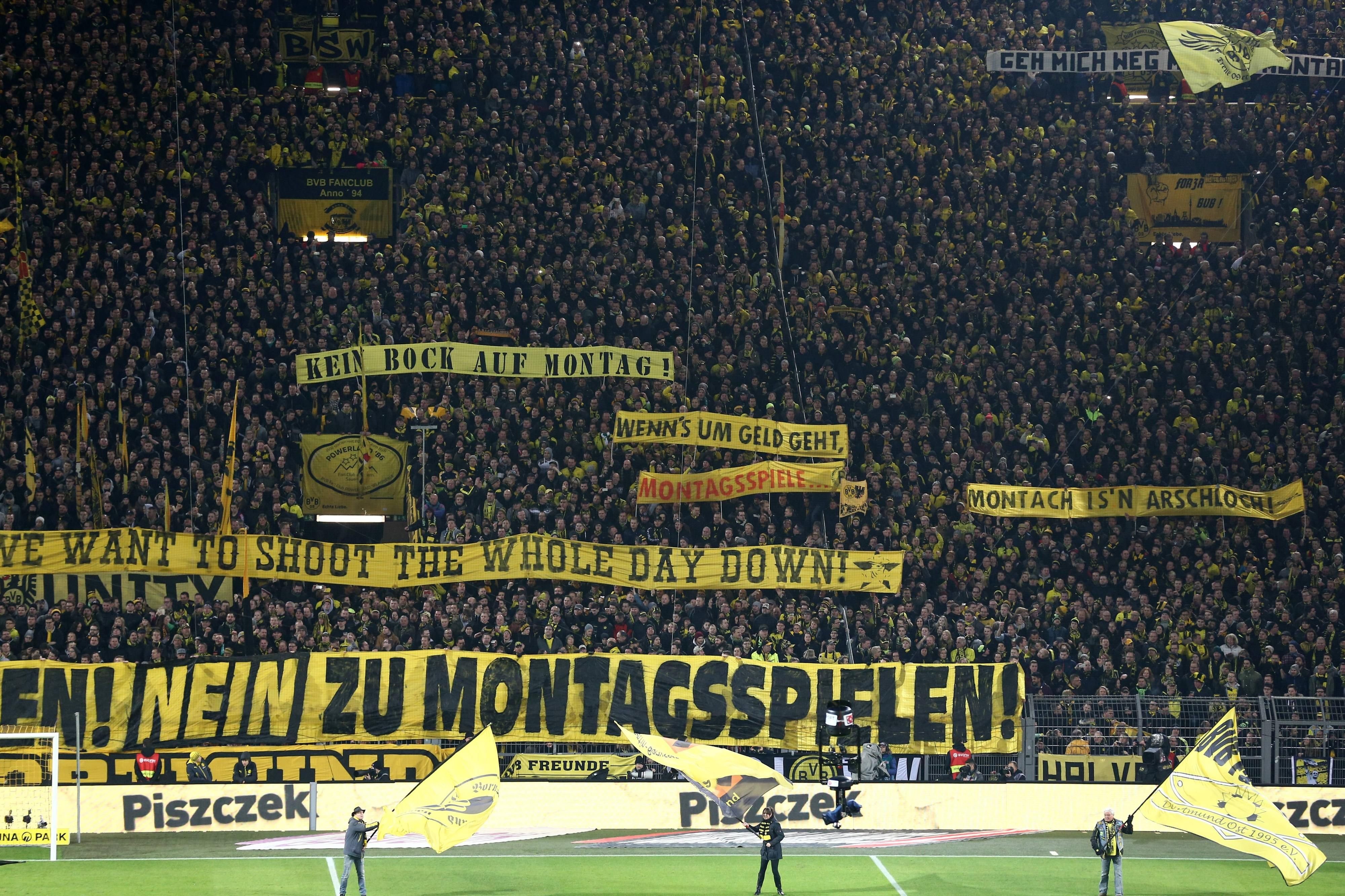 Die Dortmunder Südtribüne protestiert gegen Montagsspiele.