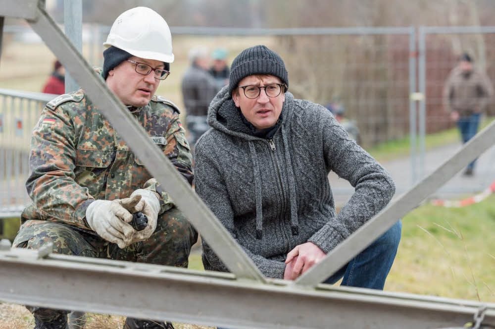 Hauptfeldwebel Sven Franke und „Meli“-Bauleiter Carsten Kowalsky begutachten die Konstruktion. Sechs Tonnen Stahl beschweren eine Seite der Brücke.