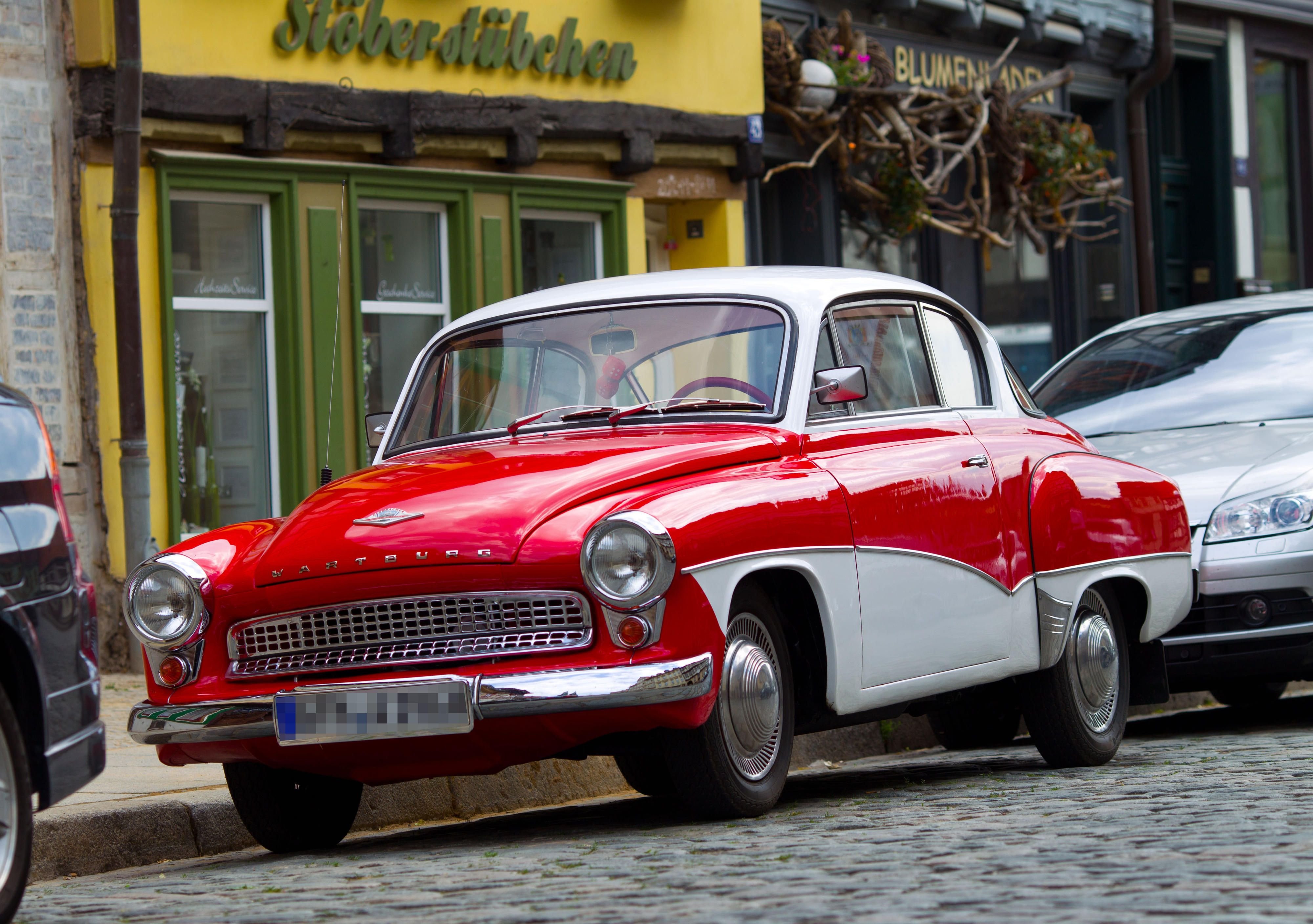Ein Oldtimer der Marke "Wartburg" vom Typ "311 Coupe" parkt an einem Straßenrand in Quedlinburg.