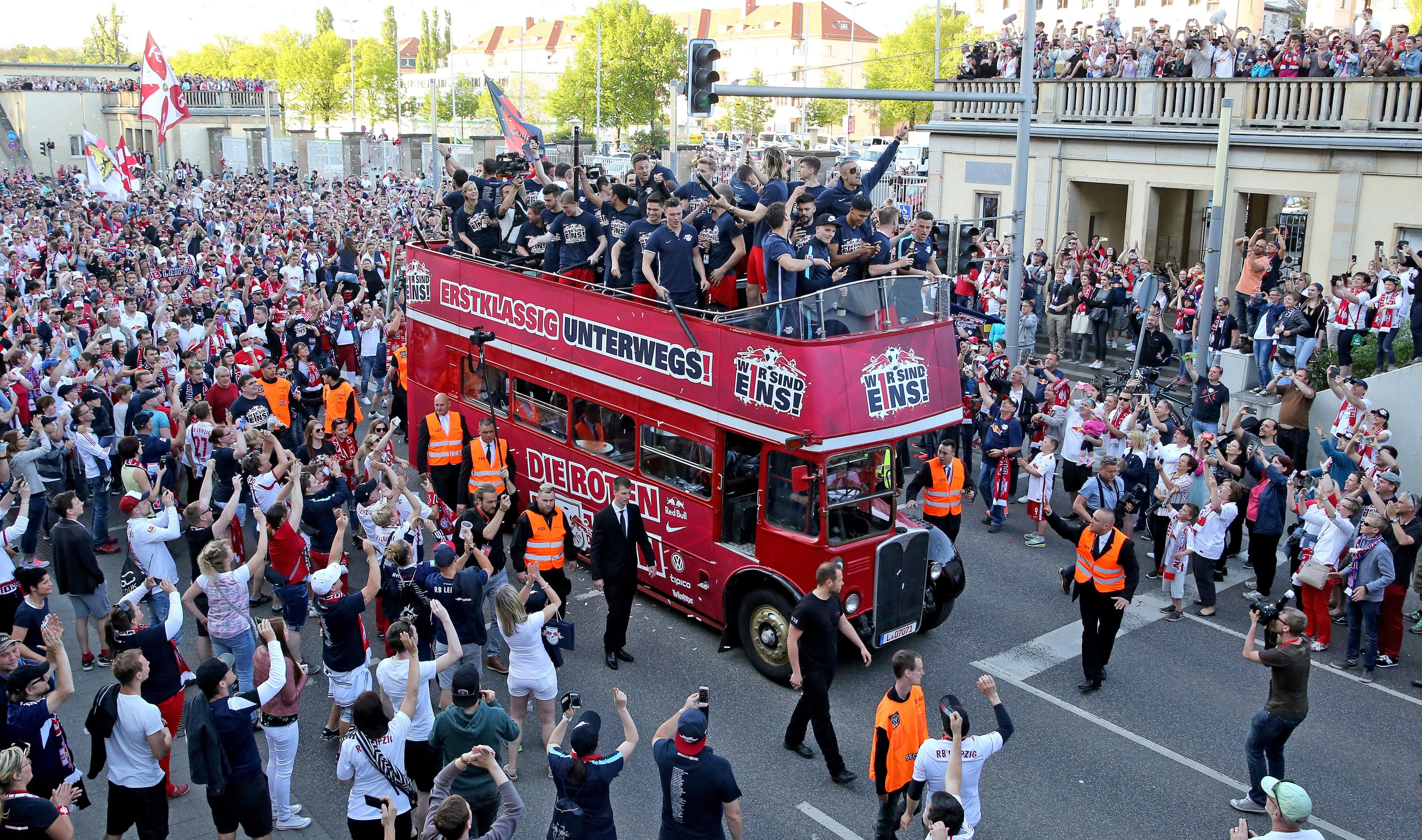 Mit diesem Bus fuhren die RBL-Profis durch die Stadt Leipzig.