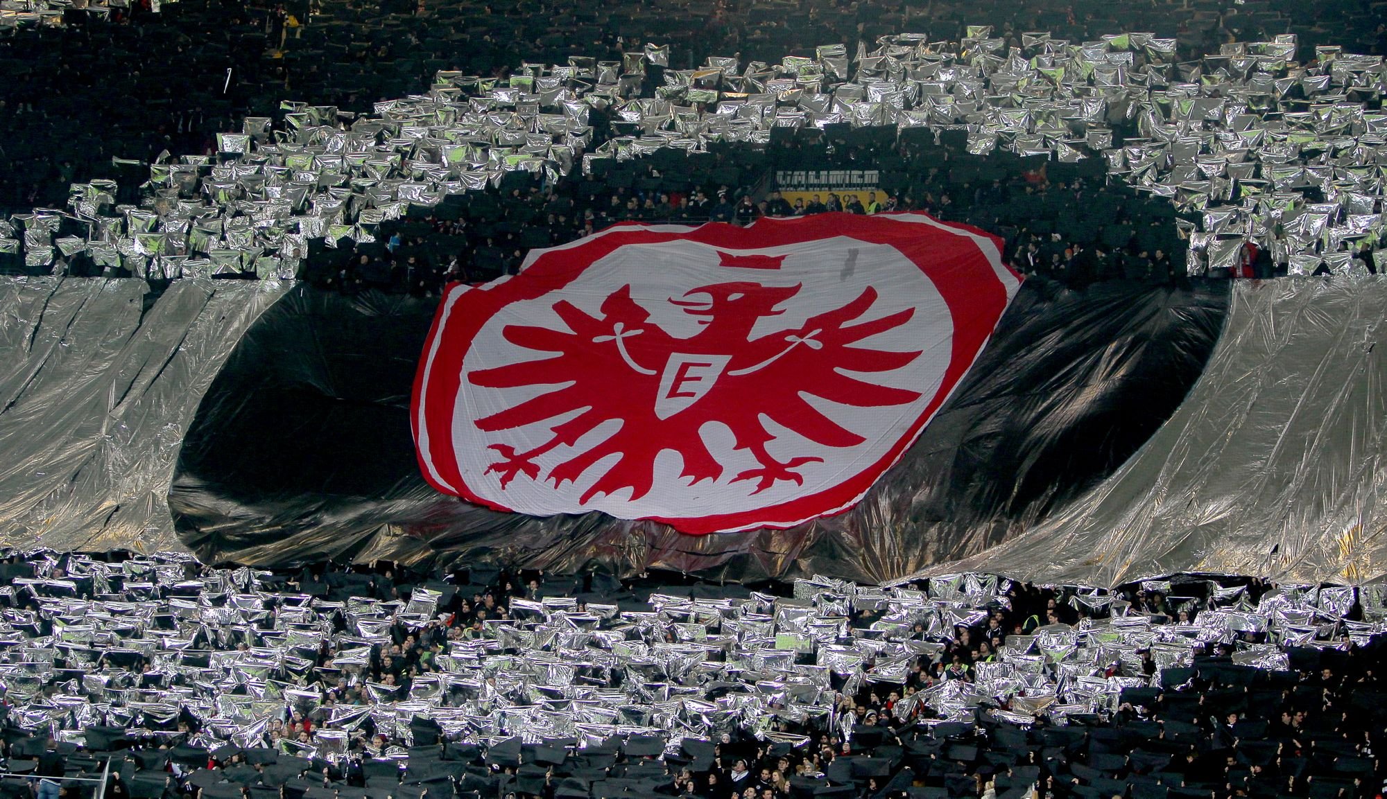 Dieses Logo von Eintracht Frankfurt, hier im Großformat im Fanblock, ist auf der gestohlenen Fahne zu sehen.