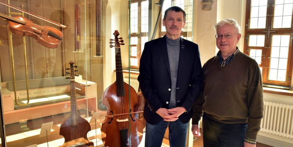 Der neue Vorsitzende Manfred Hoyer (li.) und sein Vorgänger Johannes Kreis in der Ausstellung im Weißenfelser Heinrich-Schütz-Haus.