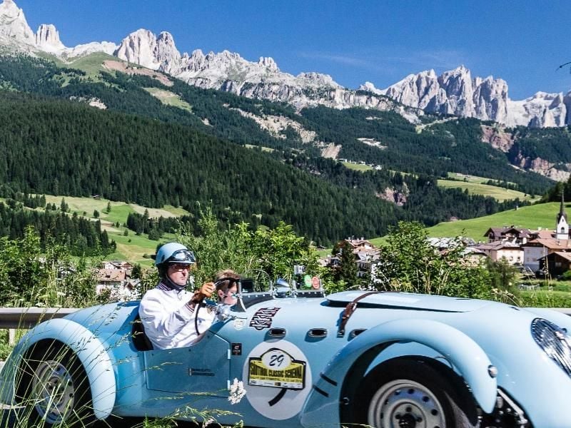 Mit dem Oldtimer durch die Dolomiten - das ermöglicht auch in diesem Jahr wieder die Südtirol Classic Schenna. Foto: Südtirol Classic Schenna/Klaus Peterlin