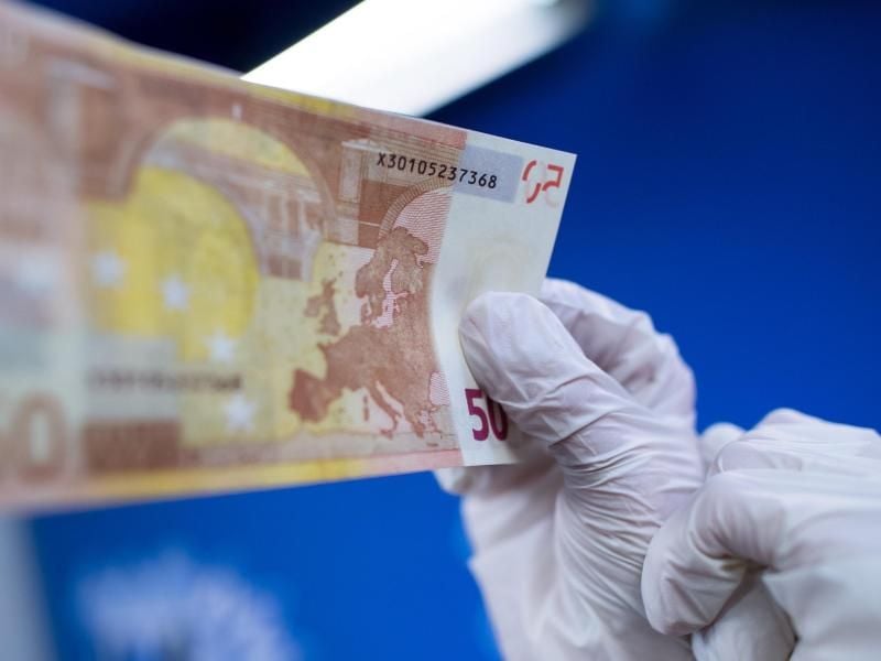 Immer wieder ist Falschgeld unterwegs. Fünfziger Scheine sind besonders häufig gefälscht. Foto: Sven Hoppe