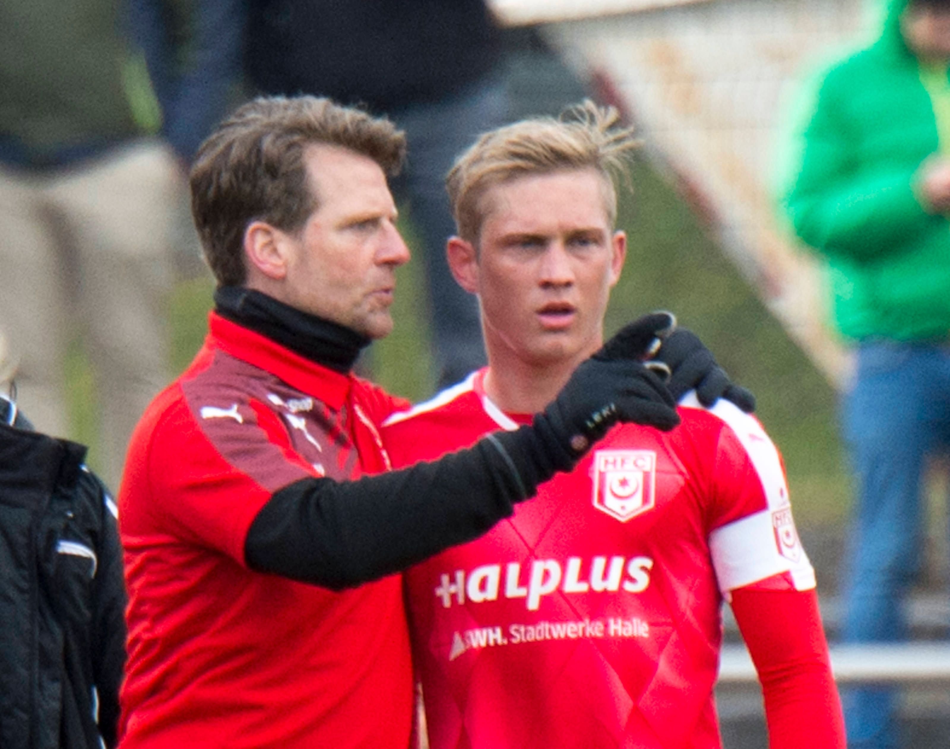 HFC Trainer Rico Schmitt (l.) beförderte Jansen noch zum Kapitän - nun verlässt der 22-Jährige den Verein.