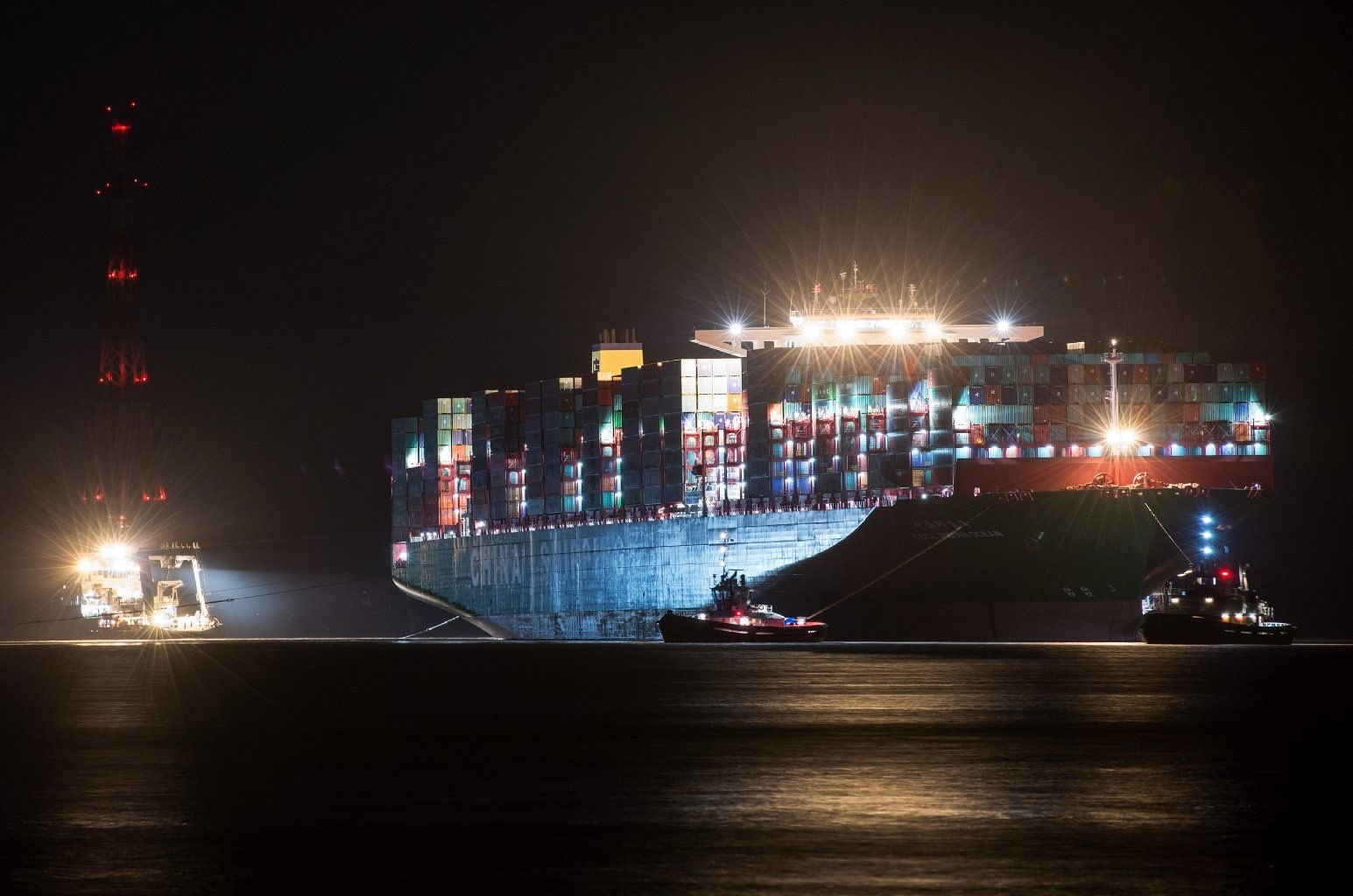 Mehrere Schlepper haben an dem Containerfrachter "CSCL Indian Ocean"