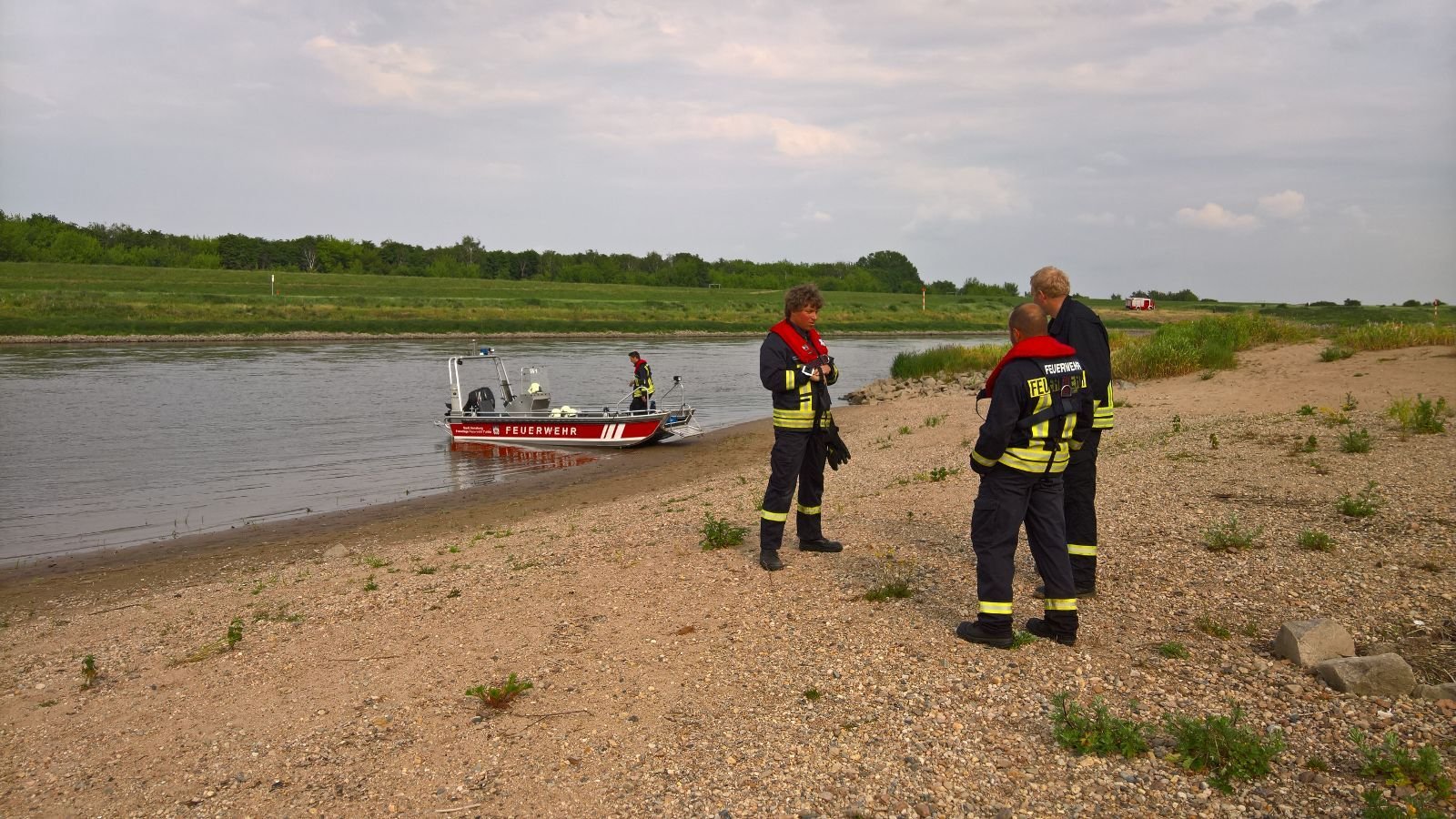 Die Kameraden von der Feuerwehr Prettin haben den Hund geborgen.
