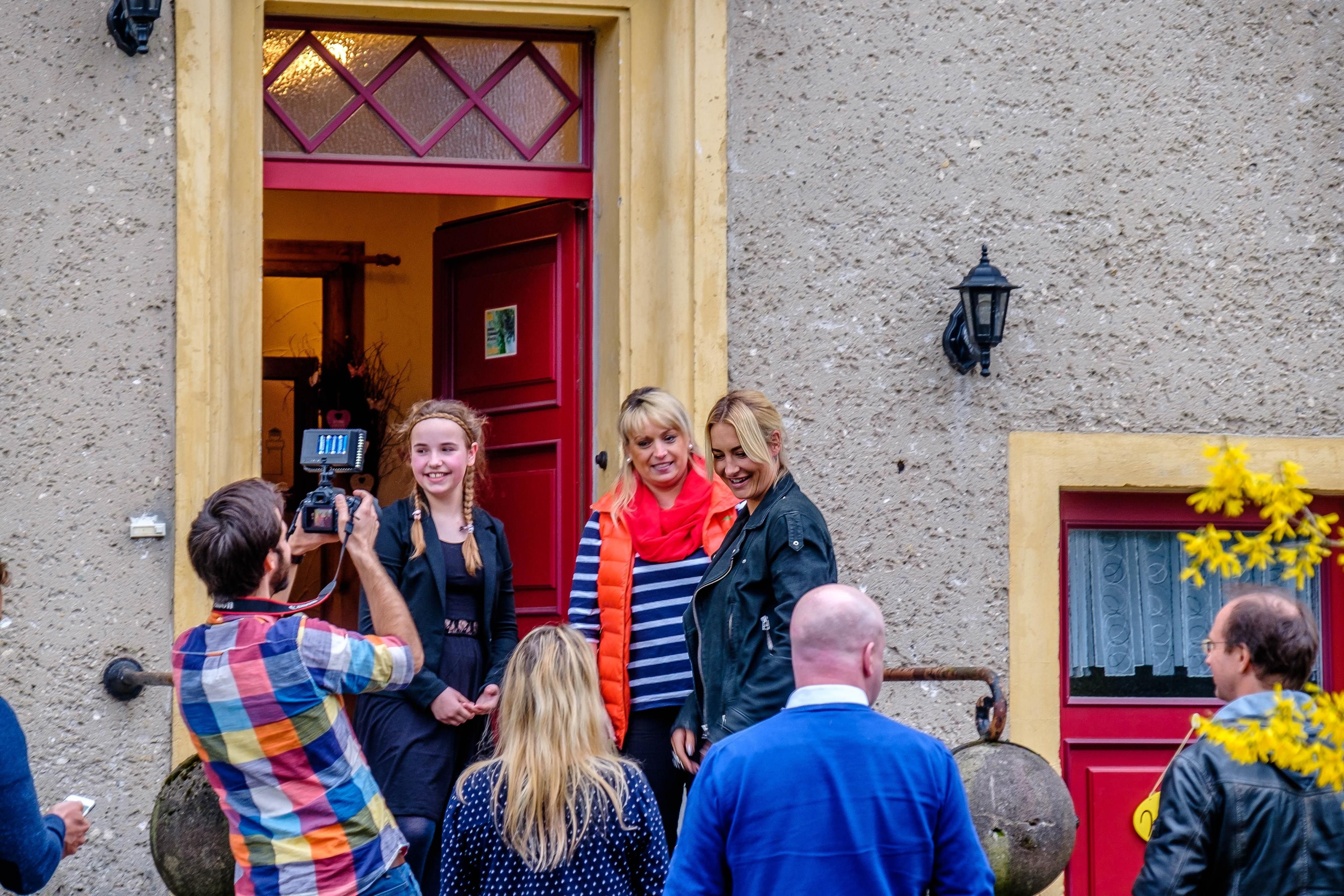 Ja, das ist sie: Sarah Connor war am Montagnachmittag zu einem Wohnzimmerkonzert auf Blitzbesuch bei Familie Pulz in Zschornewitz bei Gräfenhainichen (Landkreis Wittenberg). Hier kommt sie gerade bei Familie Pulz an. Nur mit einem Fahrer und zwei Musikern kam die Sängerin in den Ort.