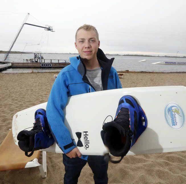 Wakeboard-Manager Niklas Jung ist verantwortlich für die Wasser-Seilbahn in der Nähe der Poucher Halbinsel.