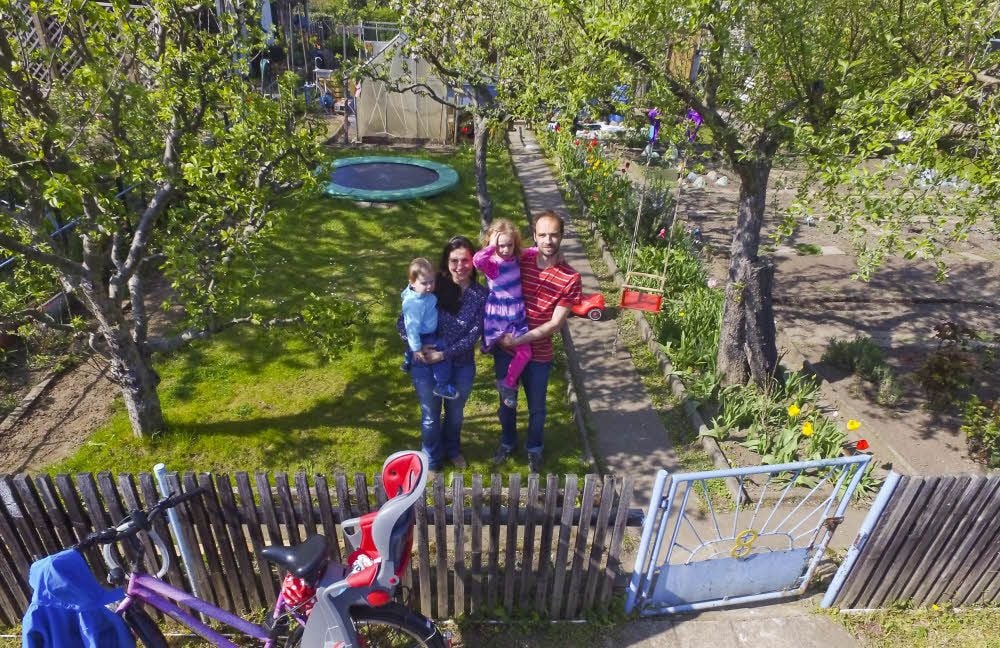 Zu Besuch im Garten der Familie Kahle (v.l.n.r.): Bruno (2), Mama Kathrin (32), Hanna (5) und Papa Christian (38)