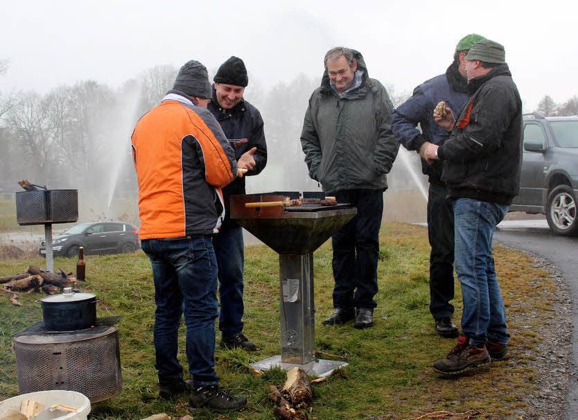 Die Männer am Grill in Mönchenhöfe kämpften an vorderster Wasserfront um leckere Bratwürste.