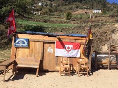 Halle-Fahne im Himalaya: Die Baracke dient als Schule.
