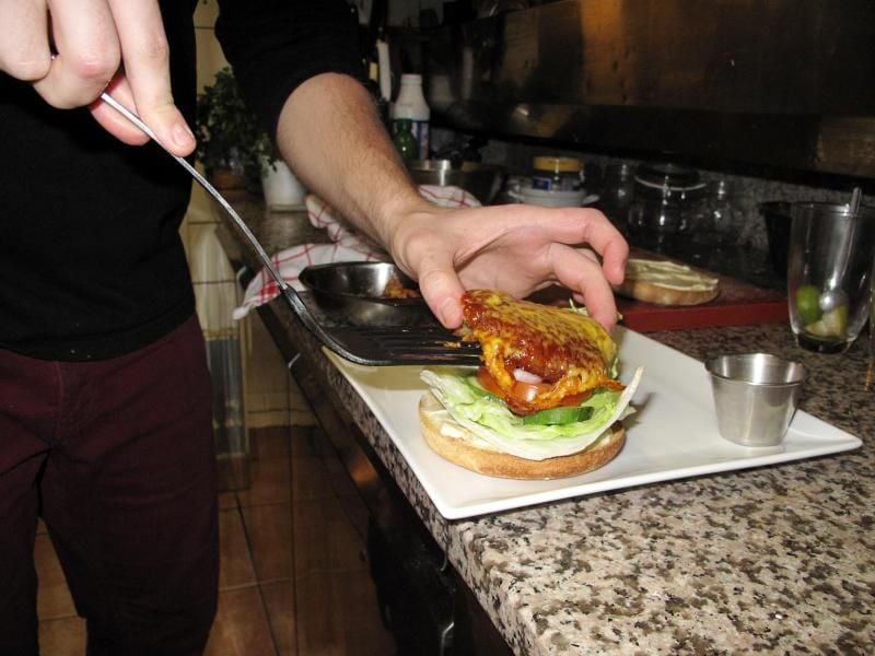 Sieht aus wie ein Burger, ist ein Burger, allerdings gefüllt mit Käferlarven. Foto: Simon Ribnitzky