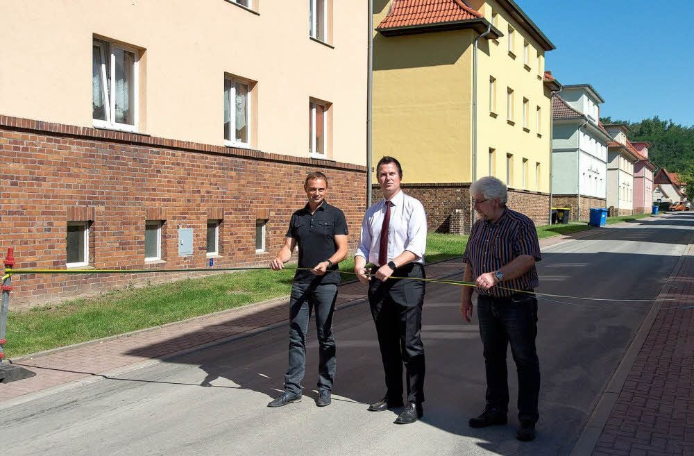 Die Übergabe der ausgebauten Straße des Friedens in Braunsbedra übernahmen Michael Vogler vom Zwag, Bürgermeister Steffen Schmitz und Hartmut Schellenberg vom Planungsbüro (von links).