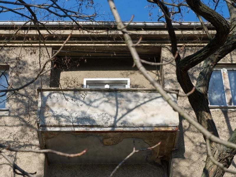 Ein Warnsignal: Der Putz ist unten schon abgeplatzt. Die Schäden an dem Balkon können aber noch schlimmer sein. Im schlimmsten Fall droht der Absturz. Foto: Andrea Warnecke