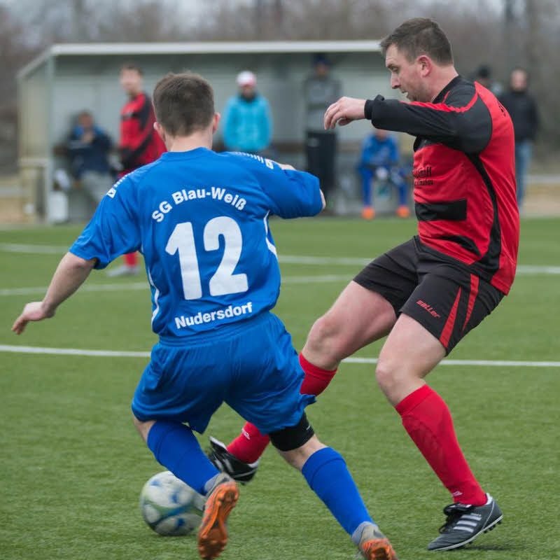 Die Blau-Weißen aus Nudersdorf, hier Michael Hartling (Nr. 12) beim Zweikampf, bekamen von Elster II acht Gegentore eingeschenkt.