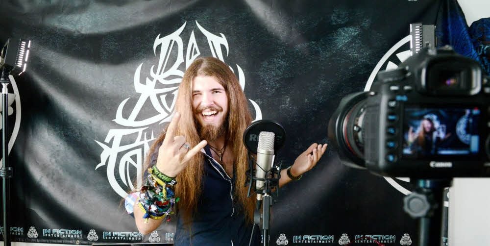 Sachsen-Anhalts erfolgreichster Youtube-Filmer bei der Arbeit. Alexander Prinz hat sein Studio in seinem Zimmer.