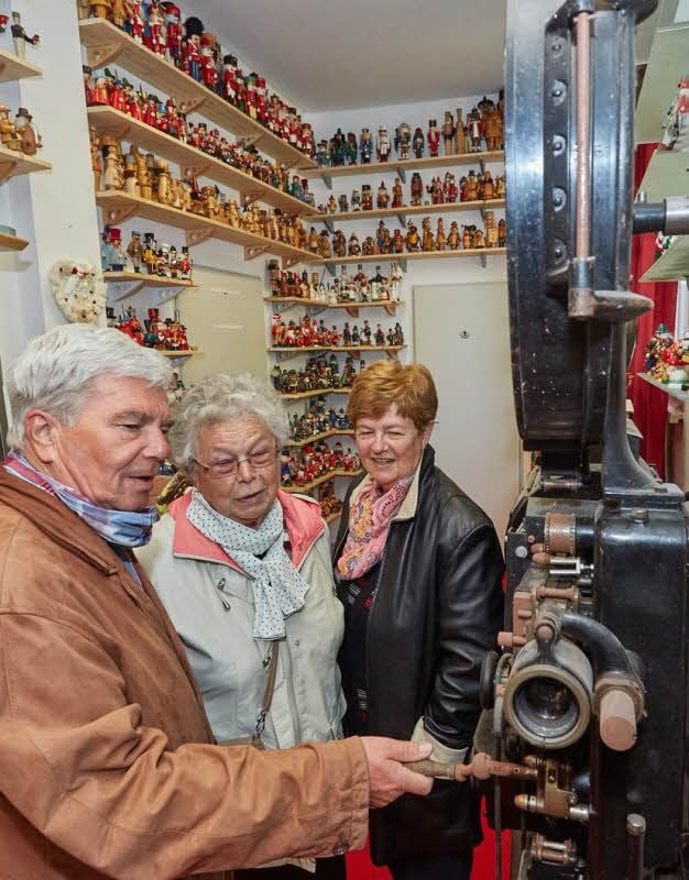 Norbert Otto , Käthe Buhle und Roswitha Otto (von links) aus Aderstedt schauen sich ein altes Filmvorführgerät an.